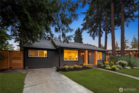 Photo of 12520 24th Avenue NE, Seattle, WA 98125 (MLS # 2568916)