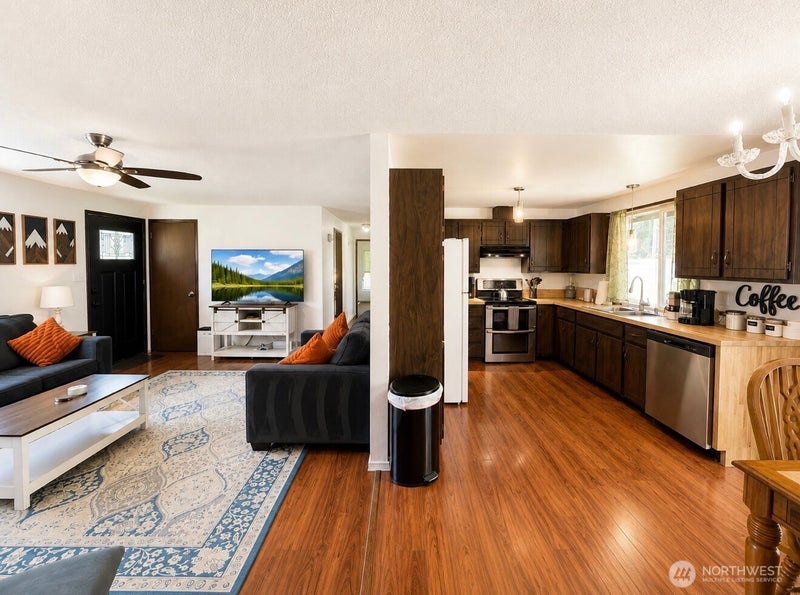 930 Robin Hood Loop