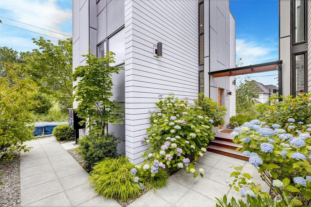 Photo of 814 N 36th Street, Seattle, WA 98103 (MLS # 2252778)