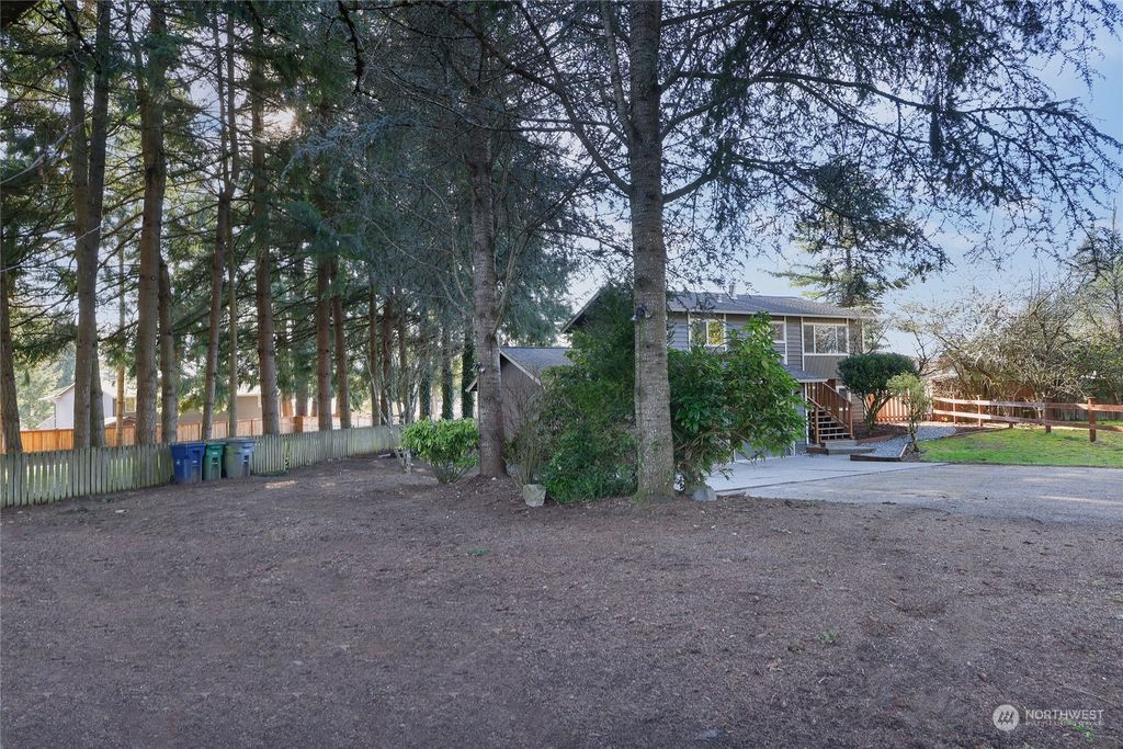 Photo of 11633 NE 140th St St, Kirkland, WA 98034 (MLS # 2203923)