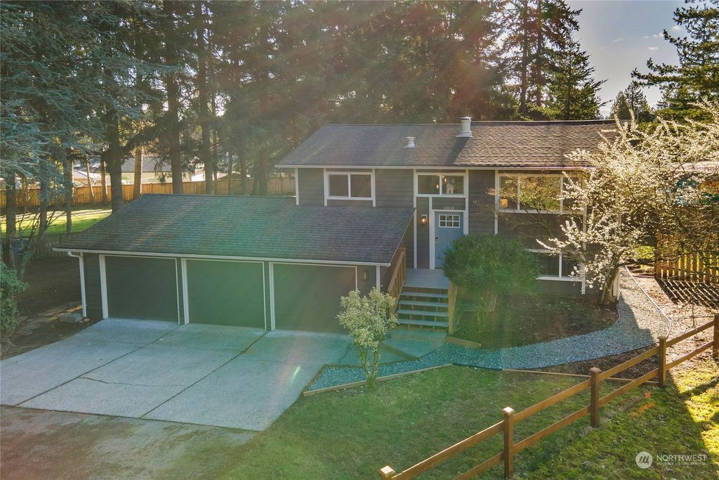 Photo of 11633 NE 140th St St, Kirkland, WA 98034 (MLS # 2203923)