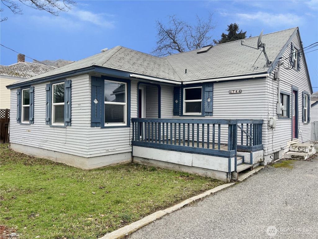 Photo of 744 Saddlerock Drive, Wenatchee, WA 98801 (MLS # 2477897)