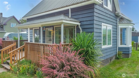 Photo of 209 E Cowlitz Street, South Bend, WA 98586 (MLS # 2576286)