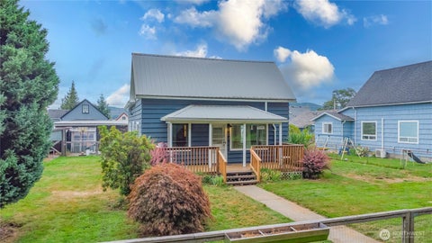 Photo of 209 E Cowlitz Street, South Bend, WA 98586 (MLS # 2576286)