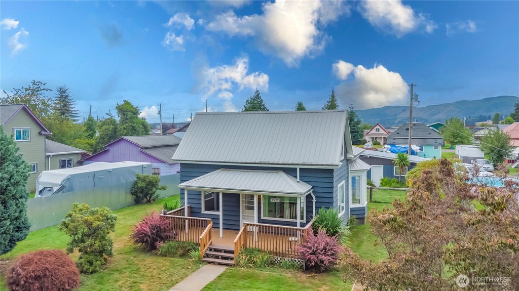 Photo of 209 E Cowlitz Street, South Bend, WA 98586 (MLS # 2576286)