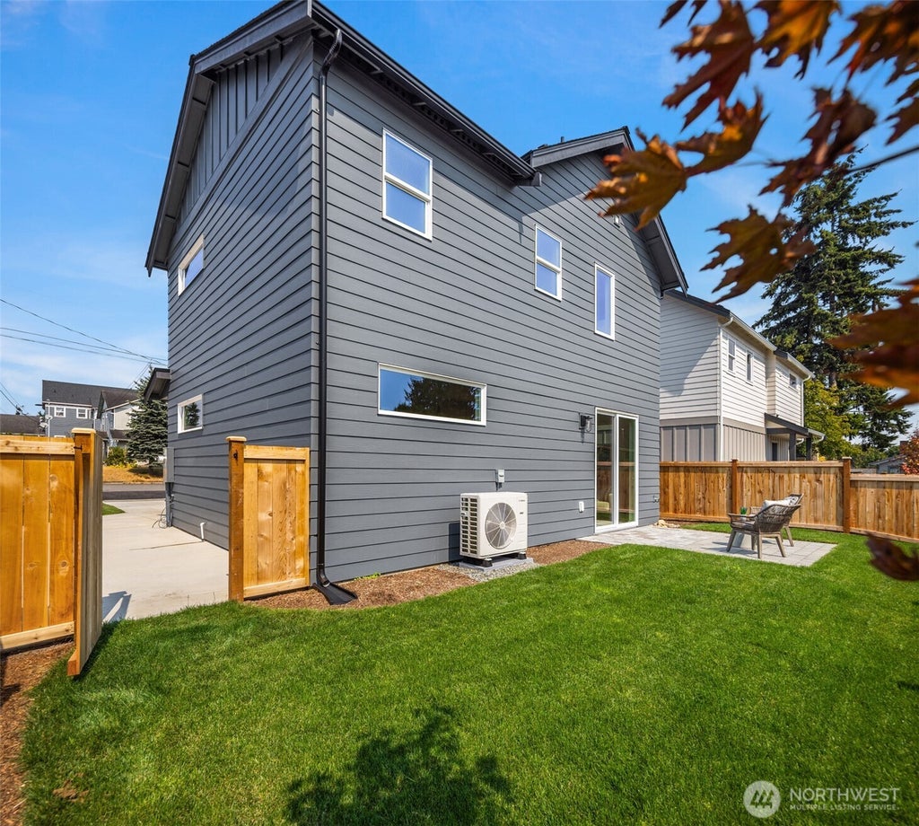 Photo of 2402 Cleveland Avenue #B, Everett, WA 98201 (MLS # 2574814)
