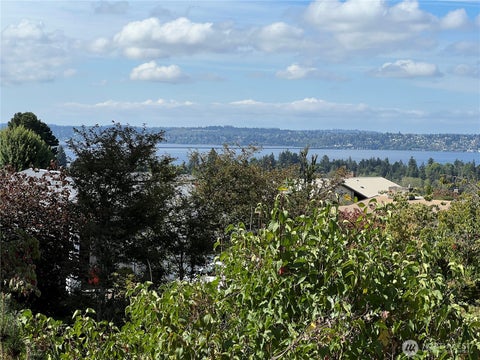 Photo of 1701 92nd Avenue NE, Clyde Hill, WA 98004 (MLS # 2575982)