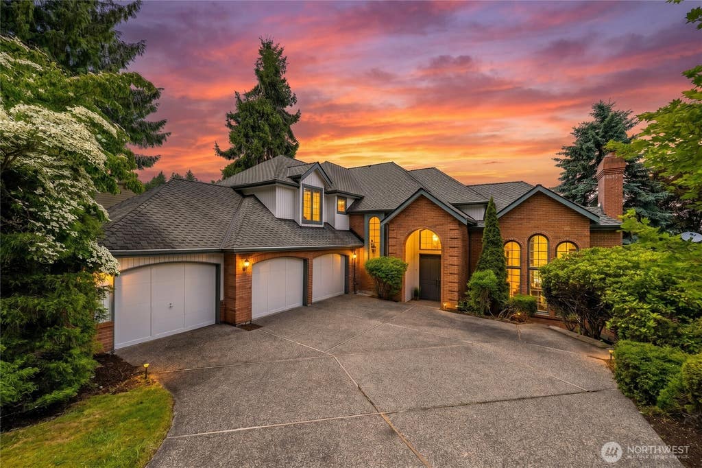 Photo of 8762 Paisley Drive NE, Seattle, WA 98115 (MLS # 2538889)