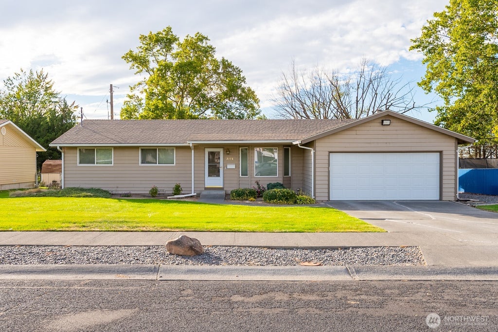 Photo of 2118 S Crestmont Dr Drive, Moses Lake, WA 98837 (MLS # 2587858)