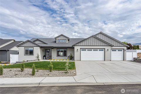 Photo of 819 N Newport Loop, East Wenatchee, WA 98802 (MLS # 2373340)