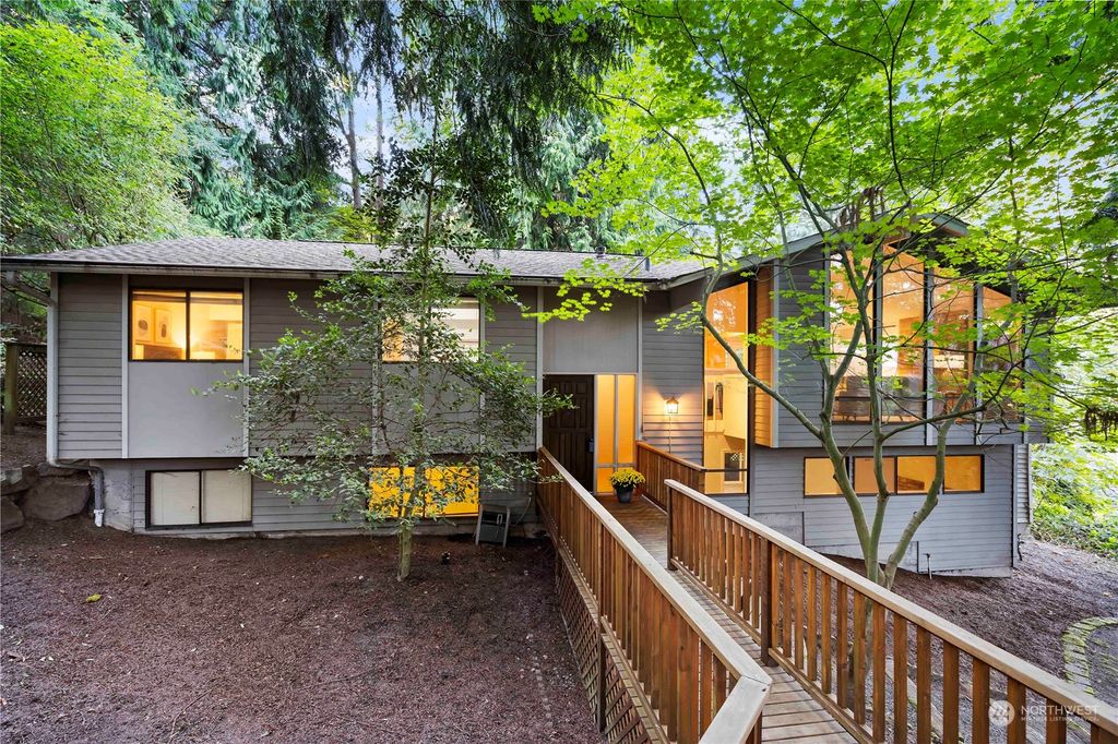 Photo of 700 W Sunset Way, Issaquah, WA 98027 (MLS # 2028342)