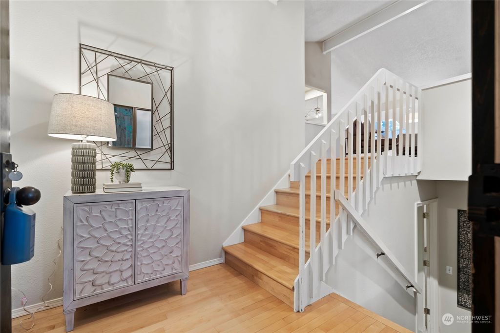 Photo of 700 W Sunset Way, Issaquah, WA 98027 (MLS # 2028342)