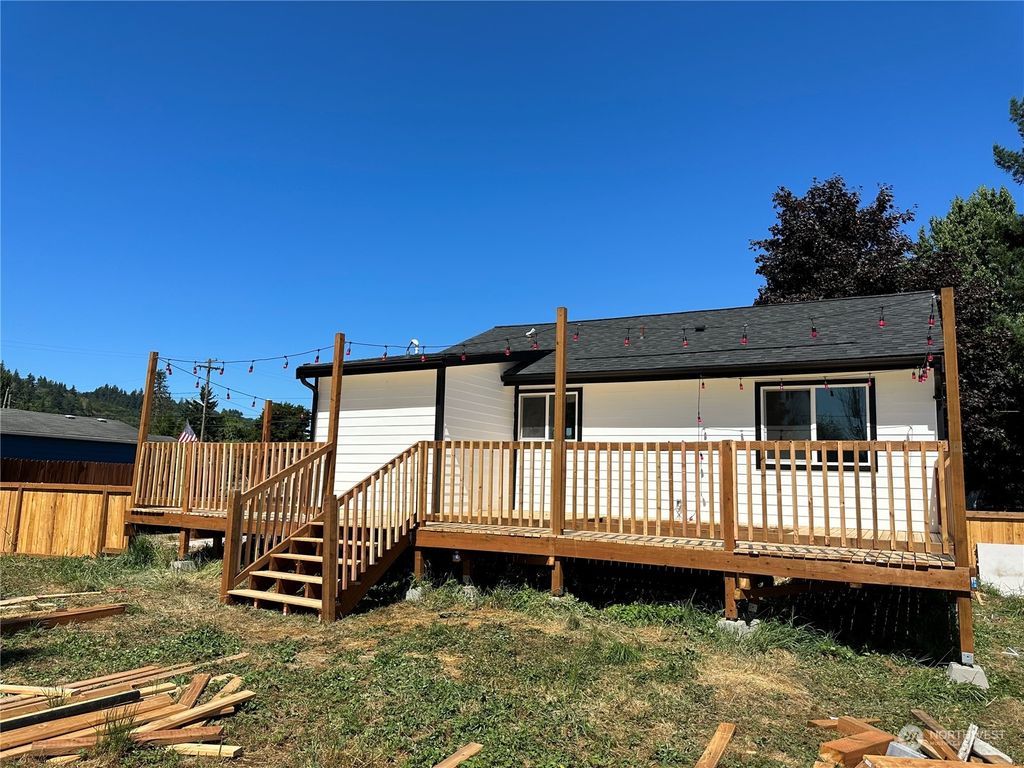 Photo of 304 3rd Avenue S, Algona, WA 98001 (MLS # 2156364)