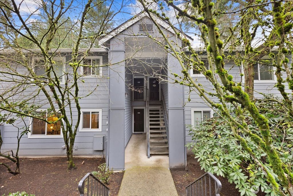 Photo of 10018 NE 127th Place Pl #B109, Kirkland, WA 98034 (MLS # 2494090)