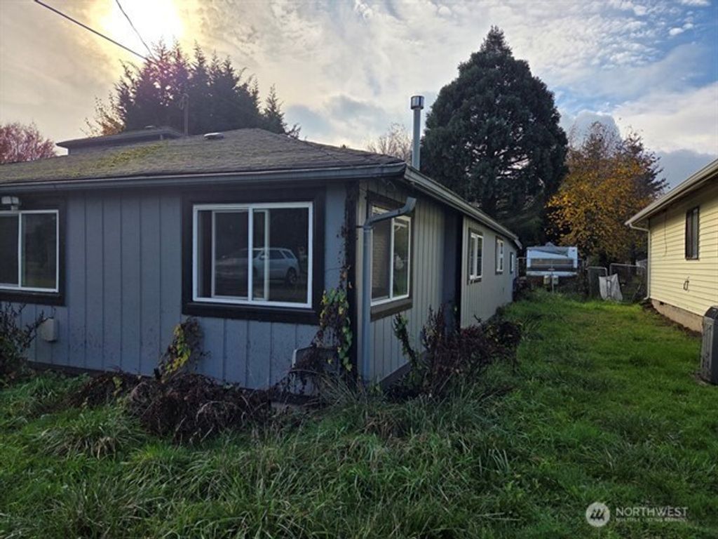 Photo of 3327 Pennsylvania Street, Longview, WA 98632 (MLS # 2504141)