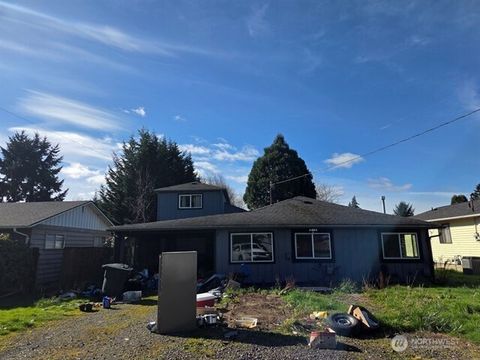 Photo of 3327 Pennsylvania Street, Longview, WA 98632 (MLS # 2504141)