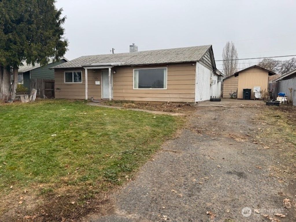 Photo of 625 S Hawthorne Drive, Moses Lake, WA 98837 (MLS # 2456362)