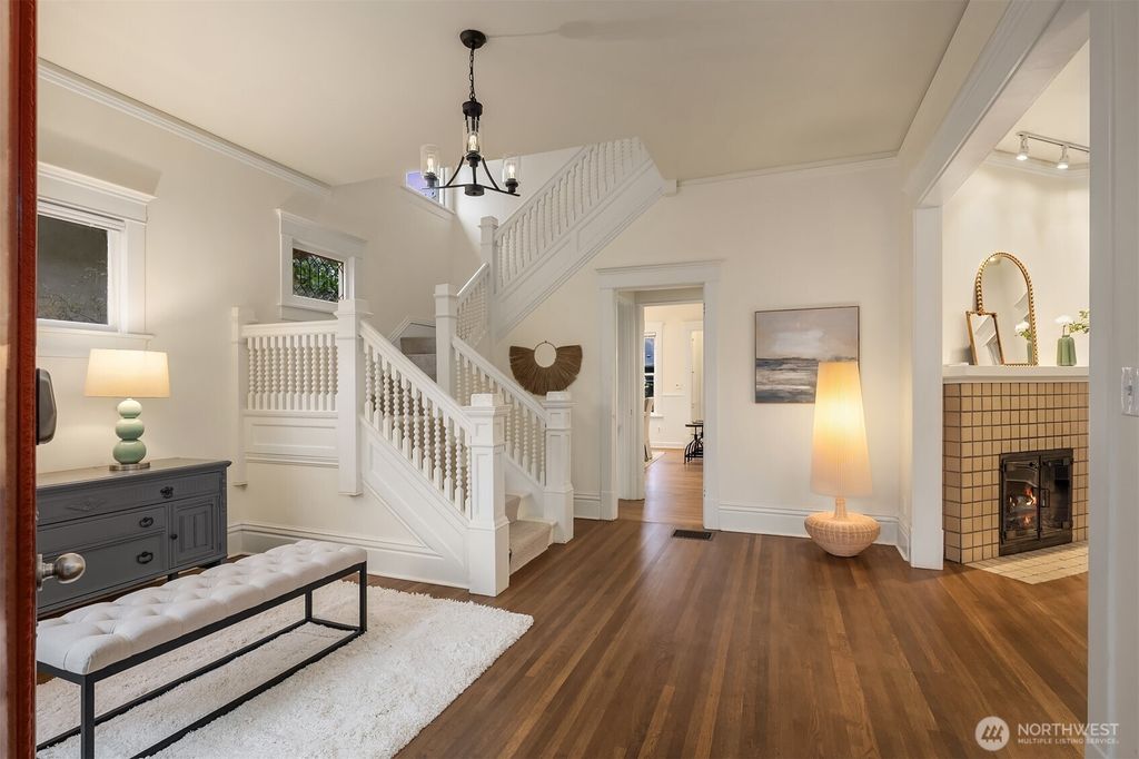 Photo of 712 17th Avenue E, Seattle, WA 98112 (MLS # 2367154)
