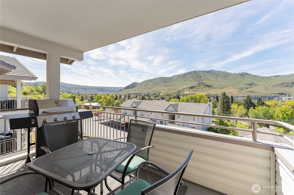 Photo of 808 W Manson Highway #C303, Chelan, WA 98816 (MLS # 2527006)
