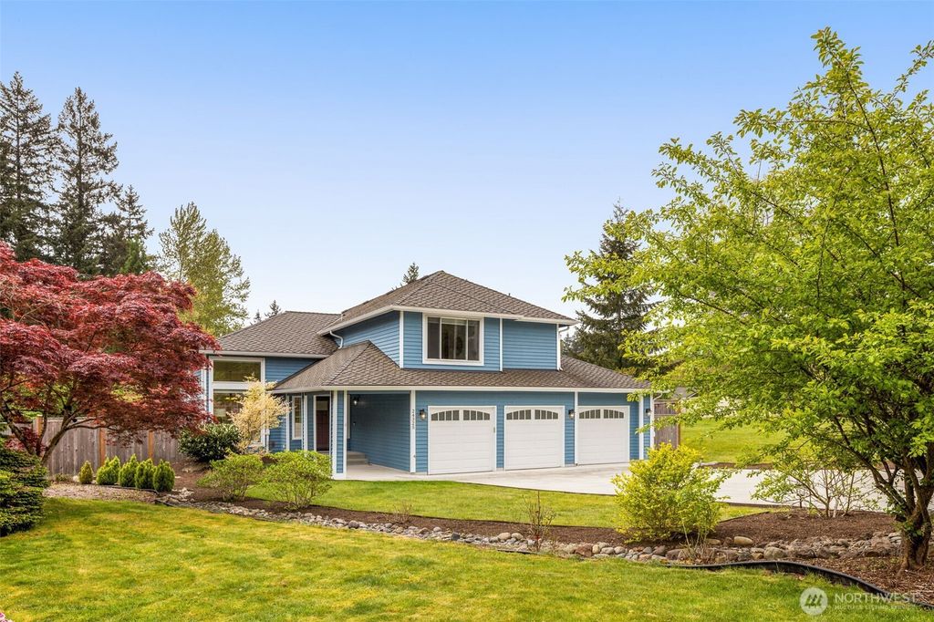 Photo of 24325 SE 40th Place, Sammamish, WA 98029 (MLS # 2477653)