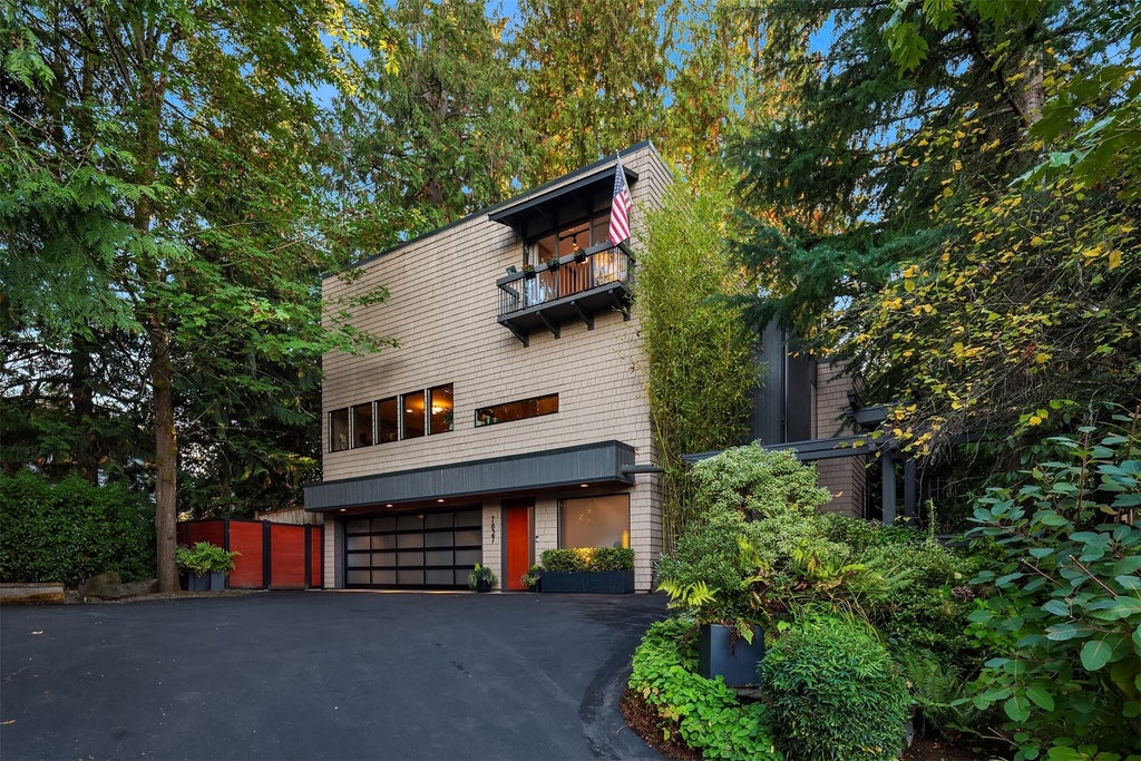 Photo of 7627 SE 22nd Street, Mercer Island, WA 98040 (MLS # 2594198)