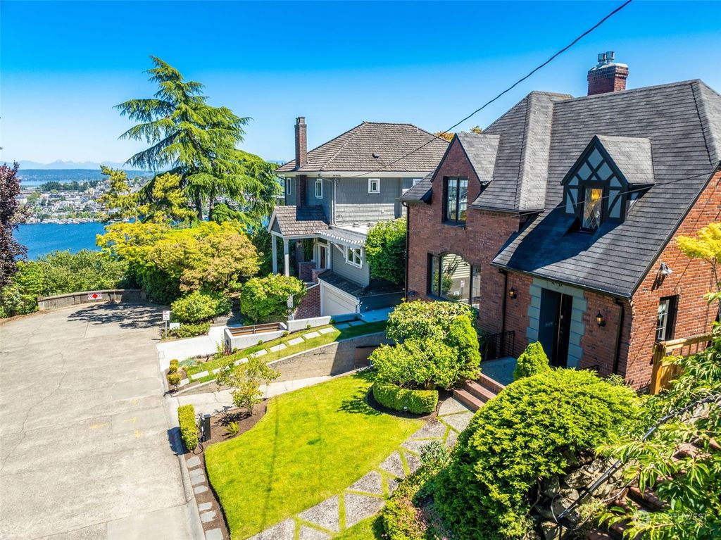 Photo of 467 McGraw Street, Seattle, WA 98109 (MLS # 2257104)