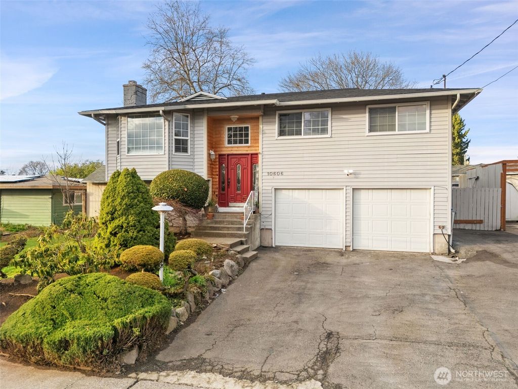 Photo of 10606 SE 226th St St, Kent, WA 98031 (MLS # 2484525)