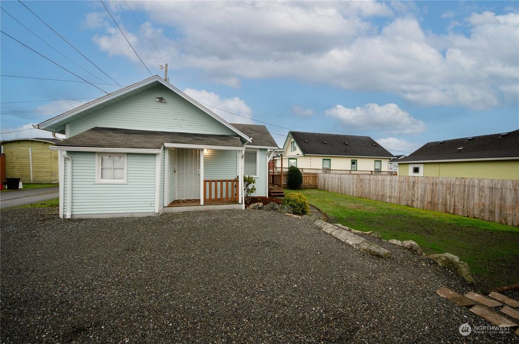Photo of 2701 Leonard Drive #B, Everett, WA 98201 (MLS # 2189871)