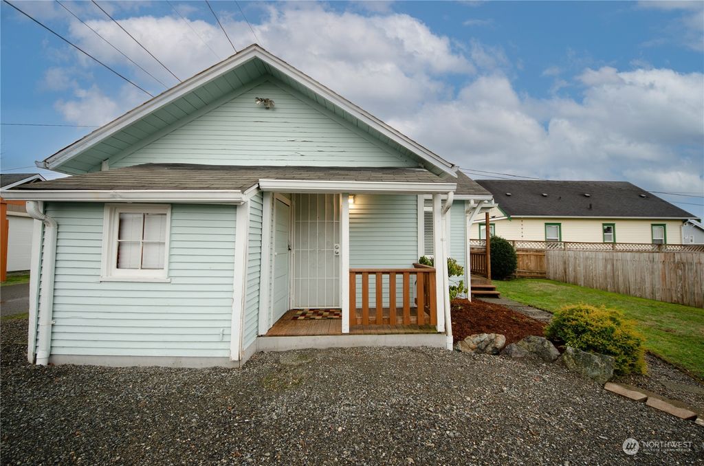 Photo of 2701 Leonard Drive #B, Everett, WA 98201 (MLS # 2189871)