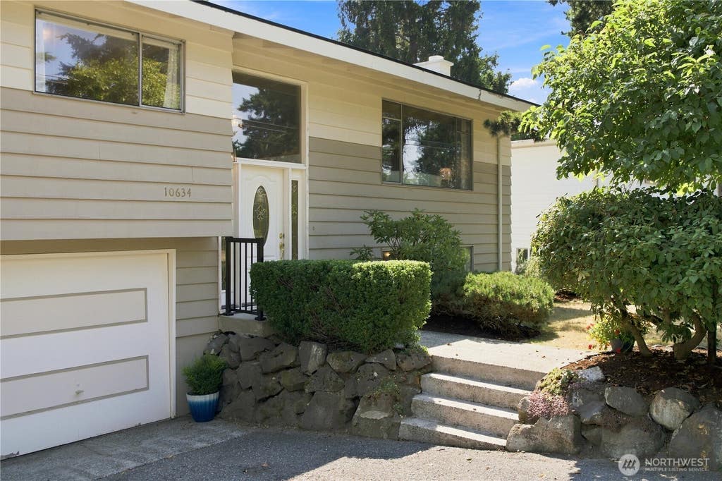 Photo of 10634 32nd Avenue SW, Seattle, WA 98146 (MLS # 2566787)