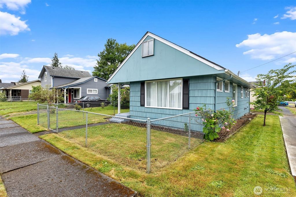 Photo of 807 N 8th Avenue, Kelso, WA 98626 (MLS # 2525014)