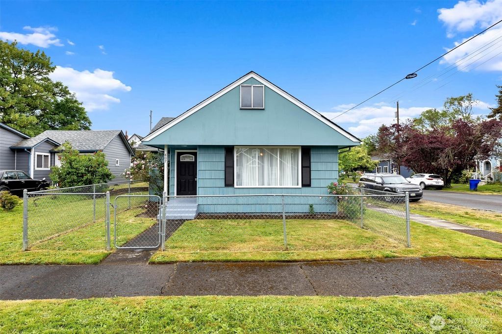 Photo of 807 N 8th Avenue, Kelso, WA 98626 (MLS # 2525014)