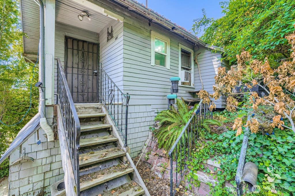 Photo of 2814 S Grand St St, Seattle, WA 98144 (MLS # 2562125)