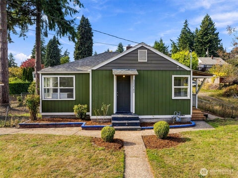 Photo of 1121 S National Avenue, Bremerton, WA 98312 (MLS # 2593661)