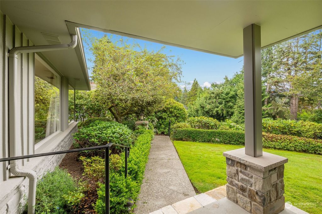 Photo of 5624 55th Avenue NE, Seattle, WA 98105 (MLS # 2292508)