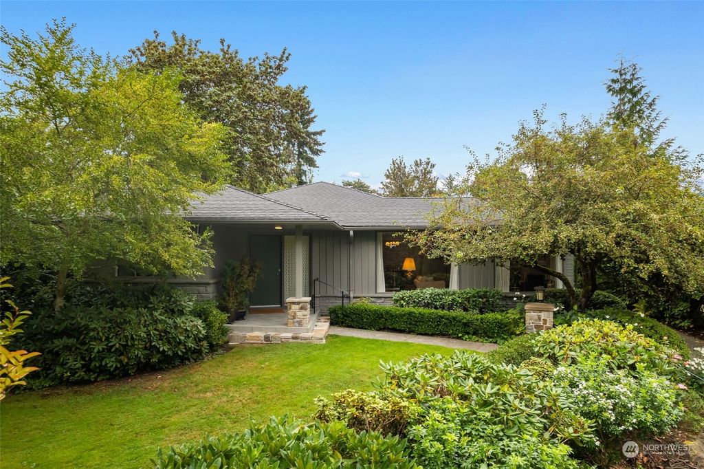 Photo of 5624 55th Avenue NE, Seattle, WA 98105 (MLS # 2292508)