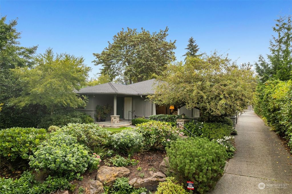 Photo of 5624 55th Avenue NE, Seattle, WA 98105 (MLS # 2292508)