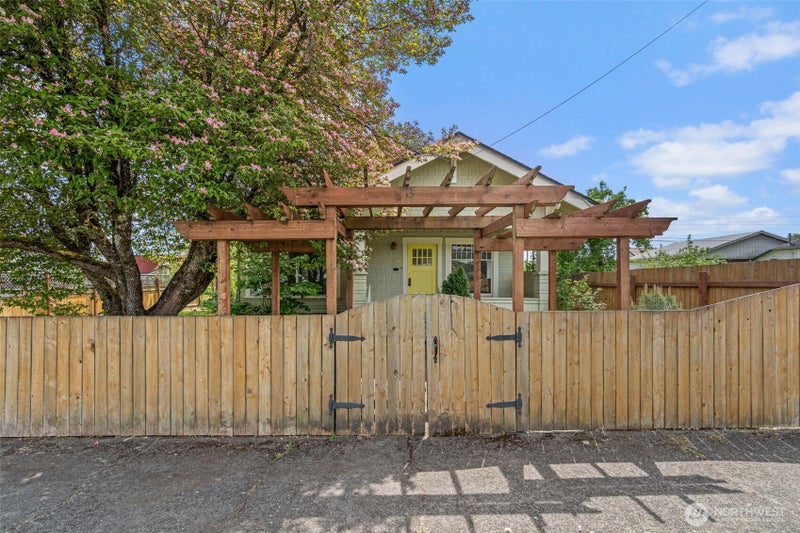 505 W Young Street