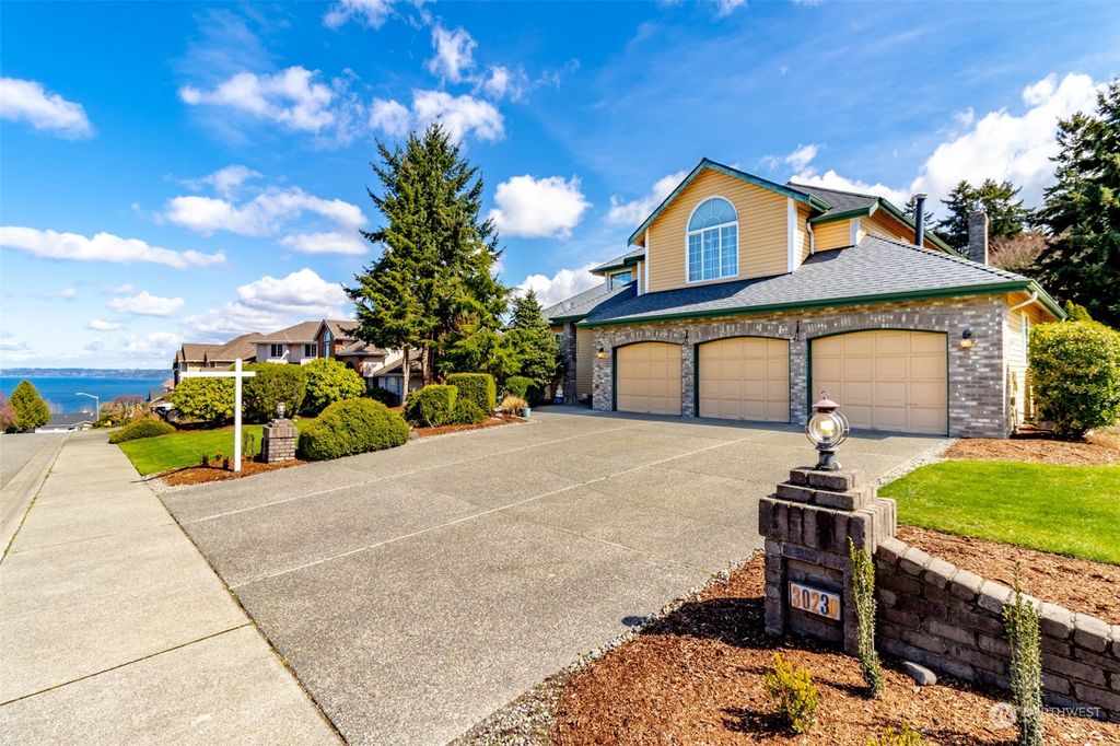 Photo of 30230 17th Avenue SW, Federal Way, WA 98023 (MLS # 2057630)