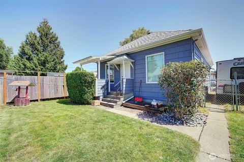 Photo of 320 Williams Avenue N, Renton, WA 98057 (MLS # 2535935)