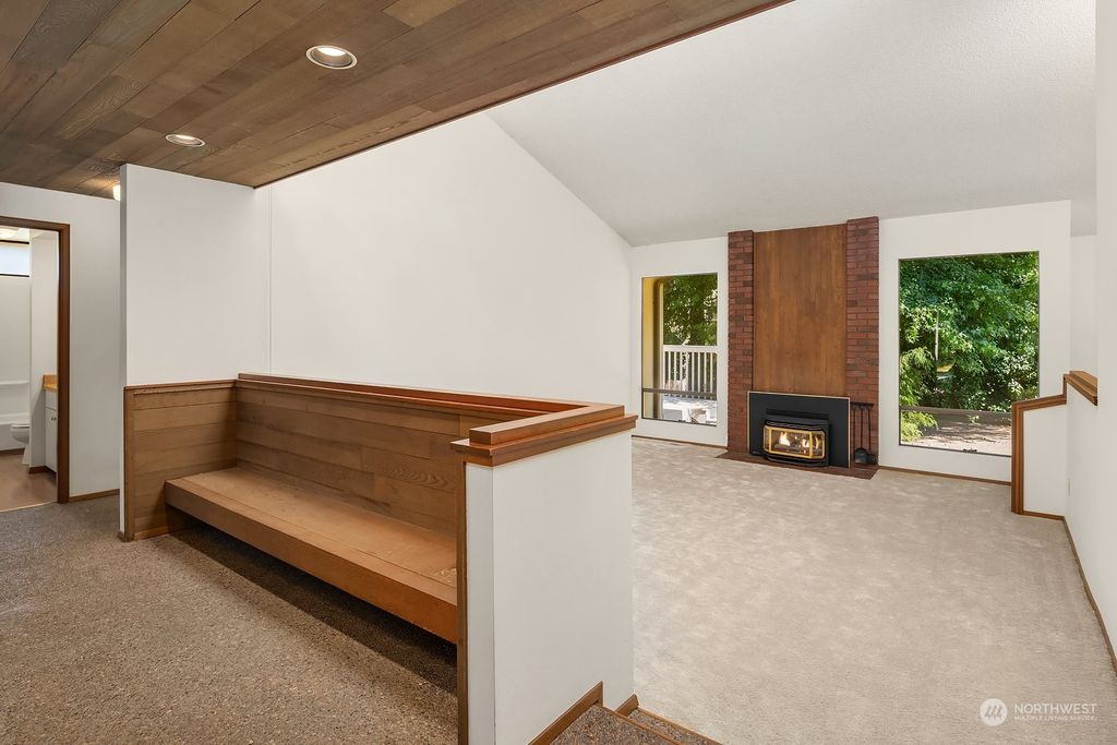Photo of 7500 85th Place SE, Mercer Island, WA 98040 (MLS # 2265490)
