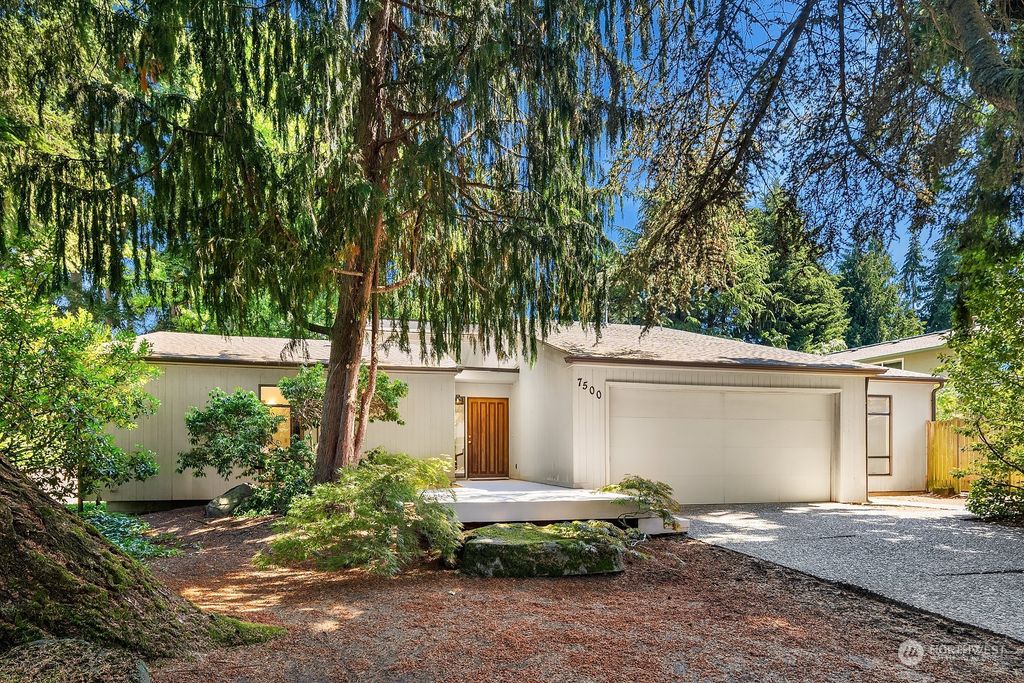 Photo of 7500 85th Place SE, Mercer Island, WA 98040 (MLS # 2265490)