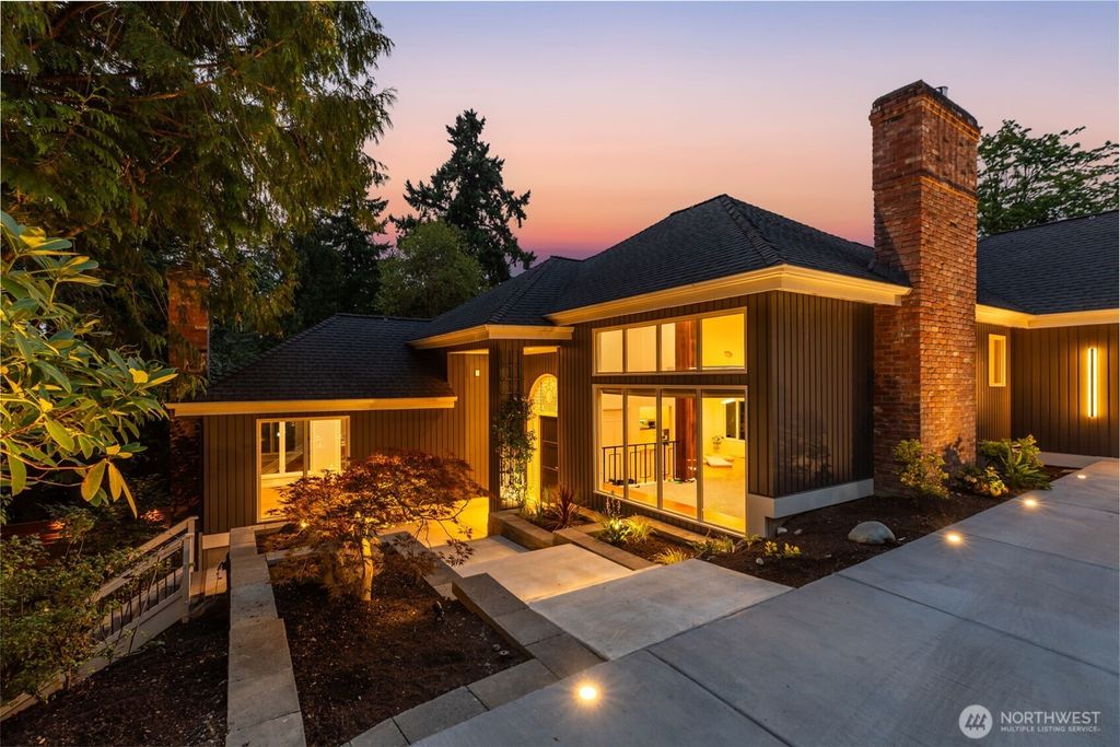 Photo of 8402 SE 53rd Place, Mercer Island, WA 98040 (MLS # 2465949)