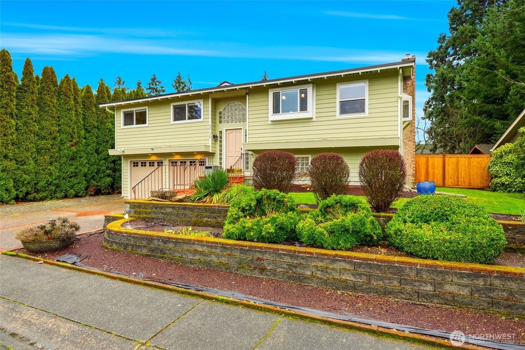 Photo of 32130 27th Avenue SW, Federal Way, WA 98023 (MLS # 2459048)