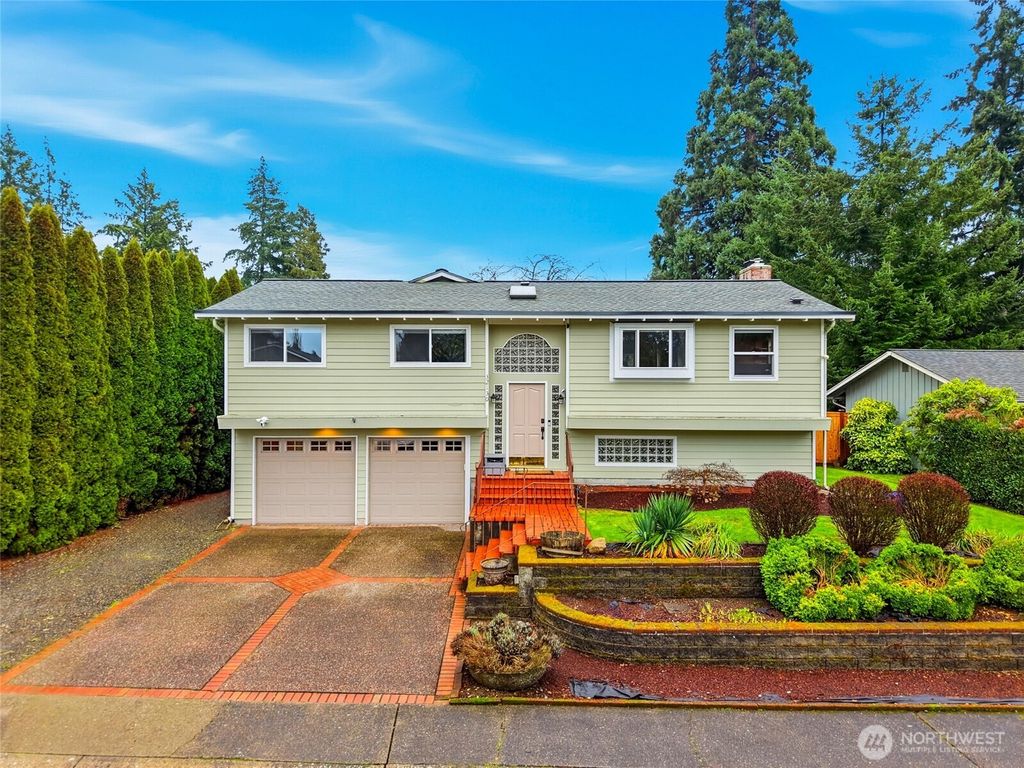 Photo of 32130 27th Avenue SW, Federal Way, WA 98023 (MLS # 2459048)