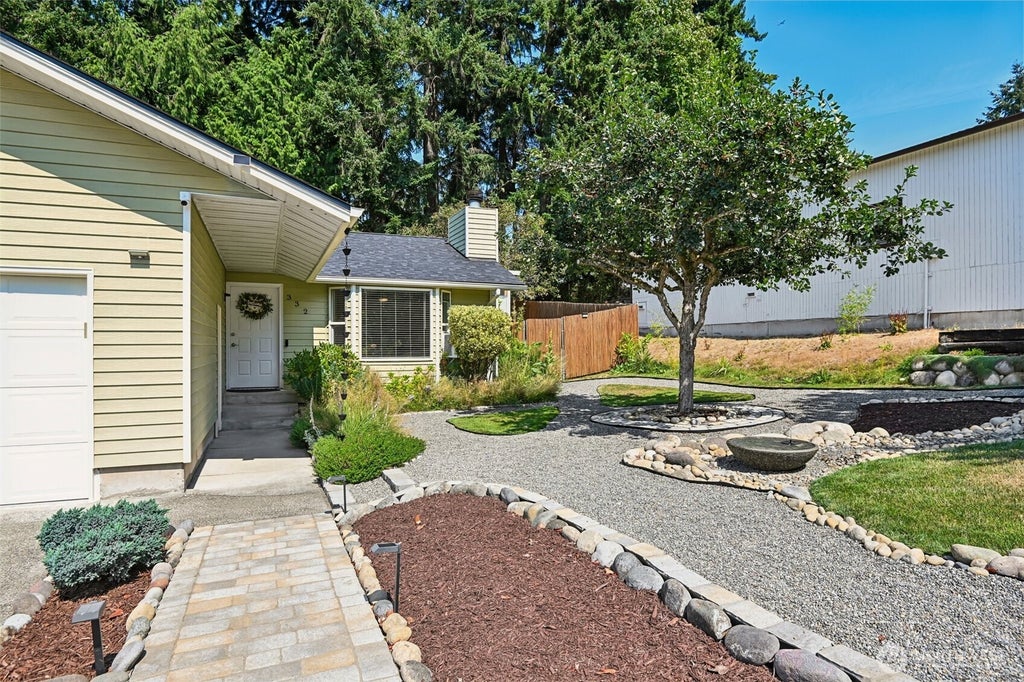 Photo of 332 S 314th Place, Federal Way, WA 98003 (MLS # 2567170)