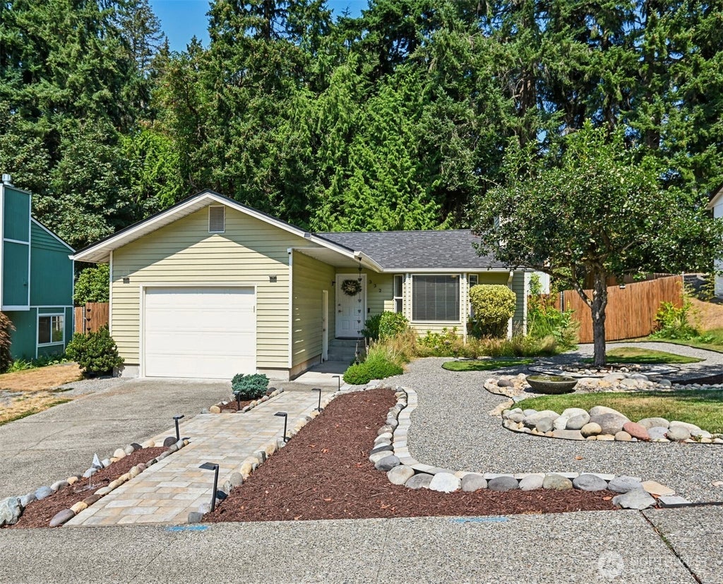 Photo of 332 S 314th Place, Federal Way, WA 98003 (MLS # 2567170)