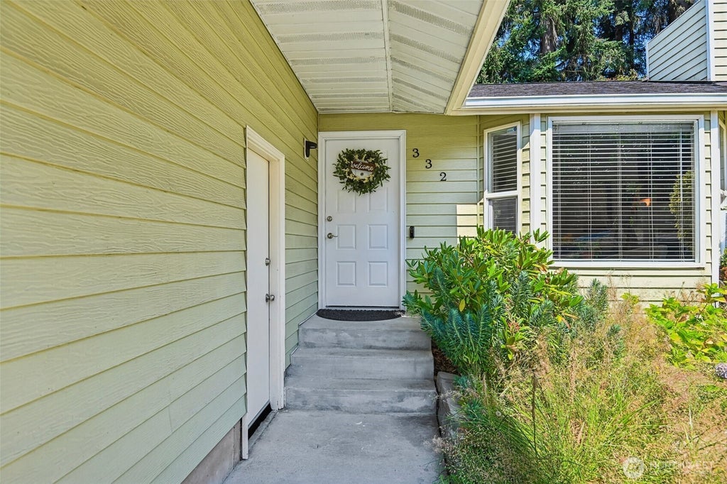 Photo of 332 S 314th Place, Federal Way, WA 98003 (MLS # 2567170)