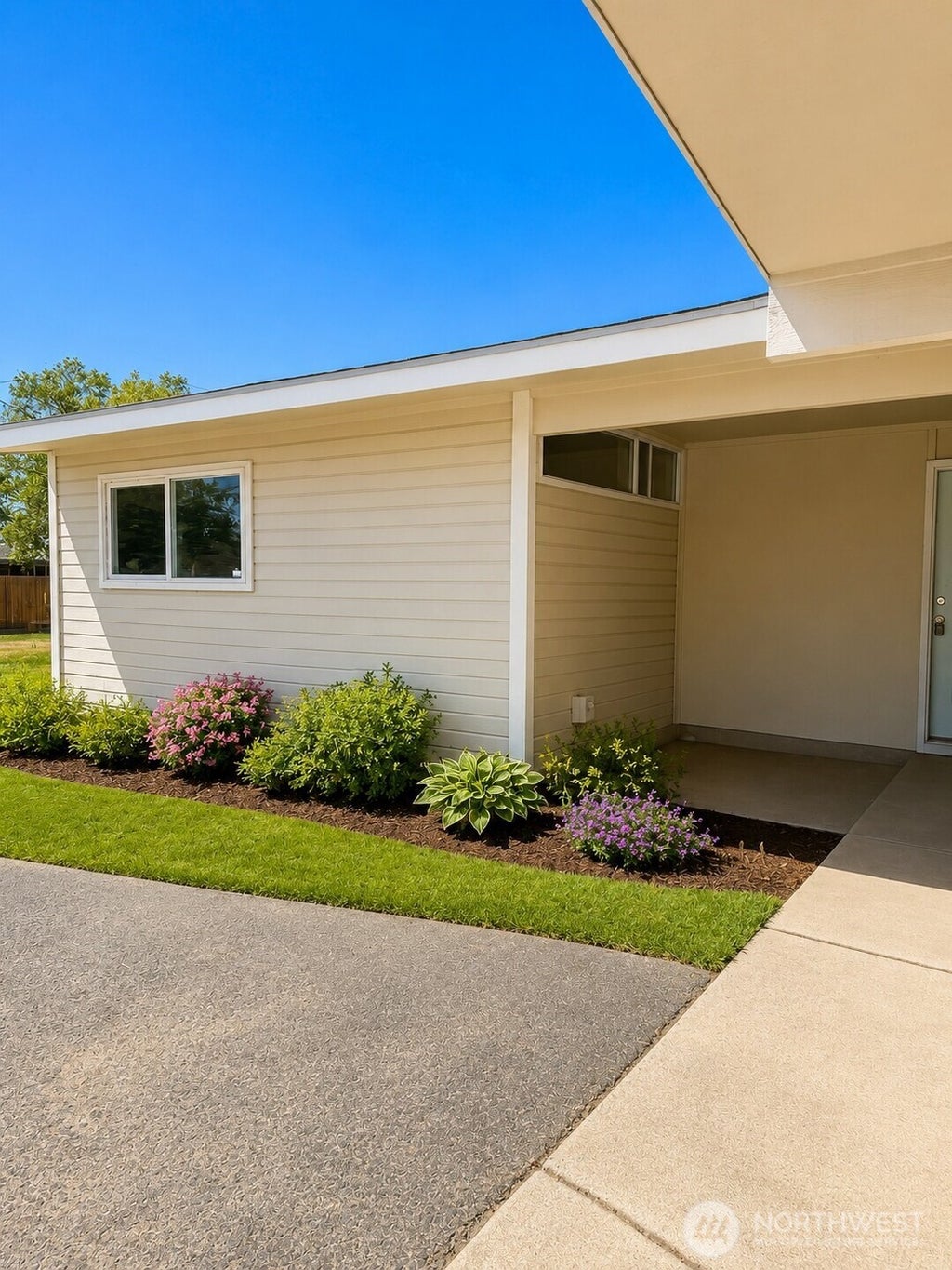 Photo of 214 Carswell Drive, Moses Lake, WA 98837 (MLS # 2541065)