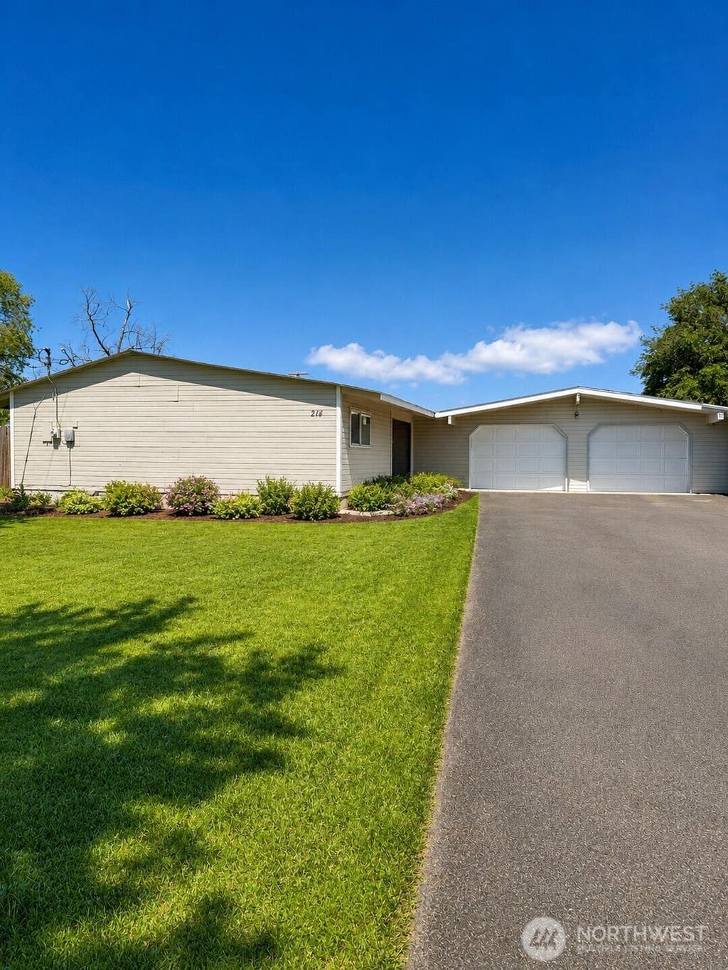 Photo of 214 Carswell Drive, Moses Lake, WA 98837 (MLS # 2541065)